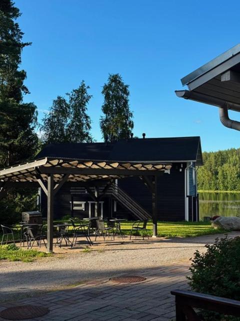 Norpan rantasaunan ulkoterassi metsän ja järven äärellä