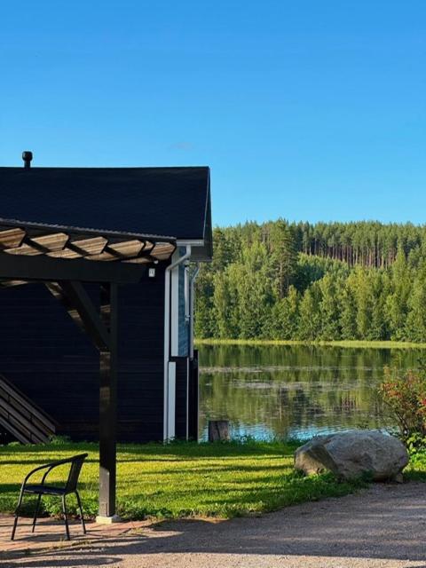 Norpan rantasauna tyynen järven ja suomalaisen metsän äärellä