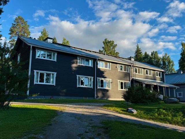 Norppa Lake Resortin hotelli nurmikoiden ja koivujen ympäröimänä