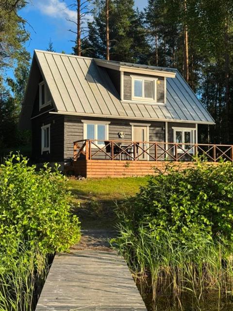 Norppa Lake Resortin puutalo järven rannalla